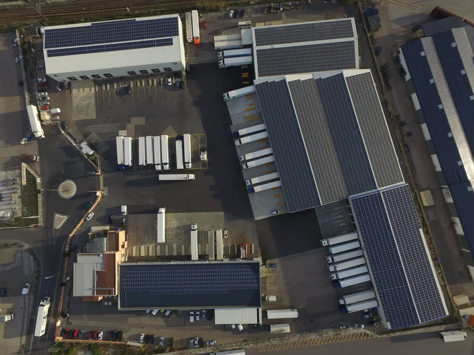 Vue aérienne d’une toiture industrielle équipée de panneaux photovoltaïques